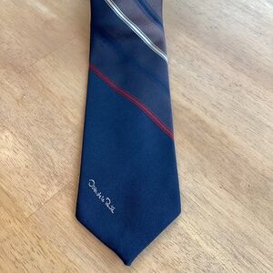Oscar de la renta mens 55” neck tie. Classic navy and tan and red stripe pattern